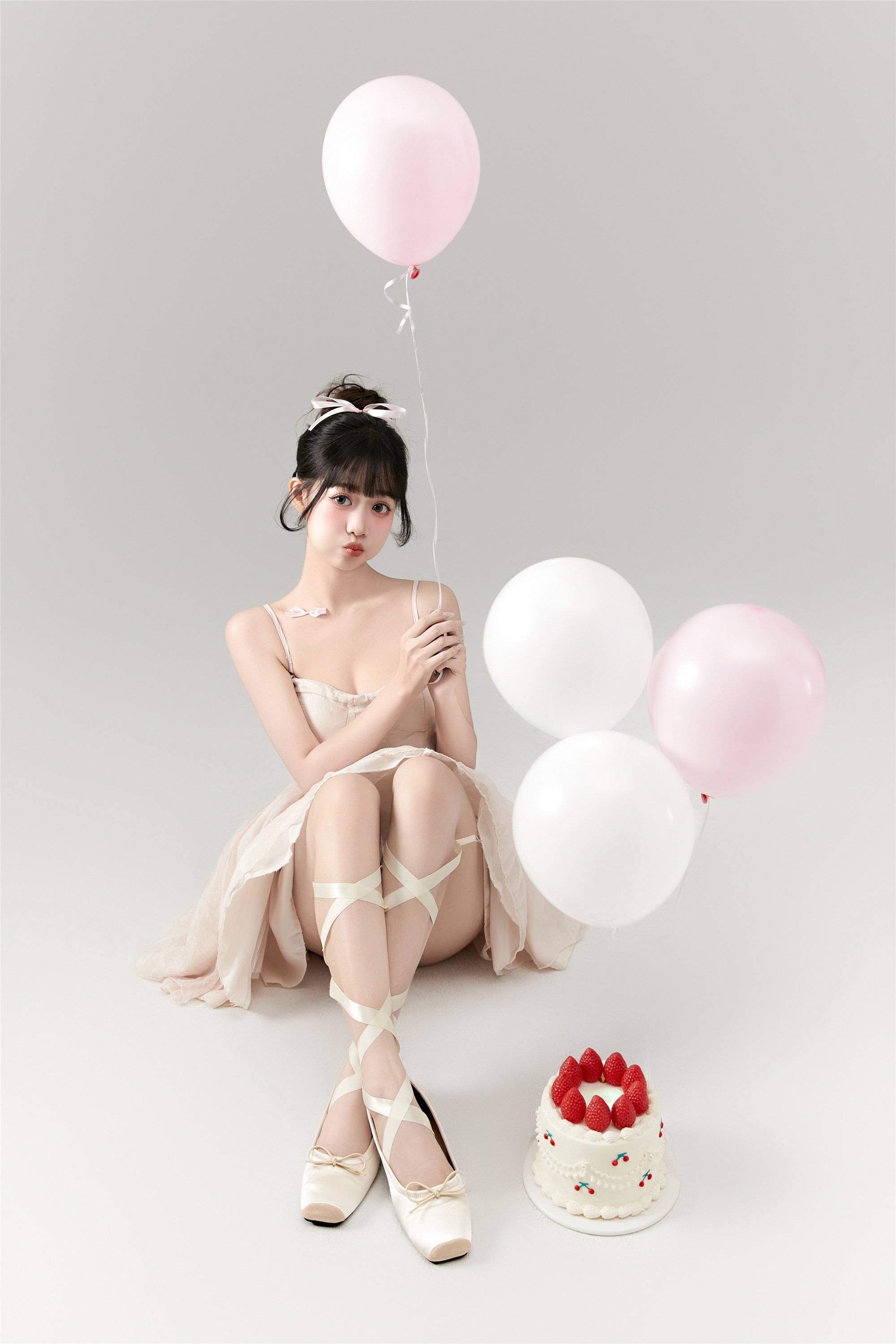 YITUYU艺图语 2025.01.01 芭蕾少女生日写真 菠萝包